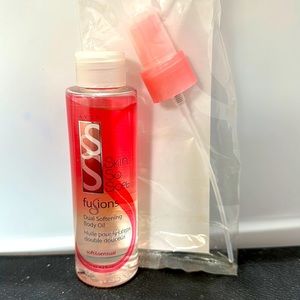 AVON SKIN SO SOFT FUSIONS DUAL SOFTENING BODY OIL SOFT & SENSUAL WITH PUMP